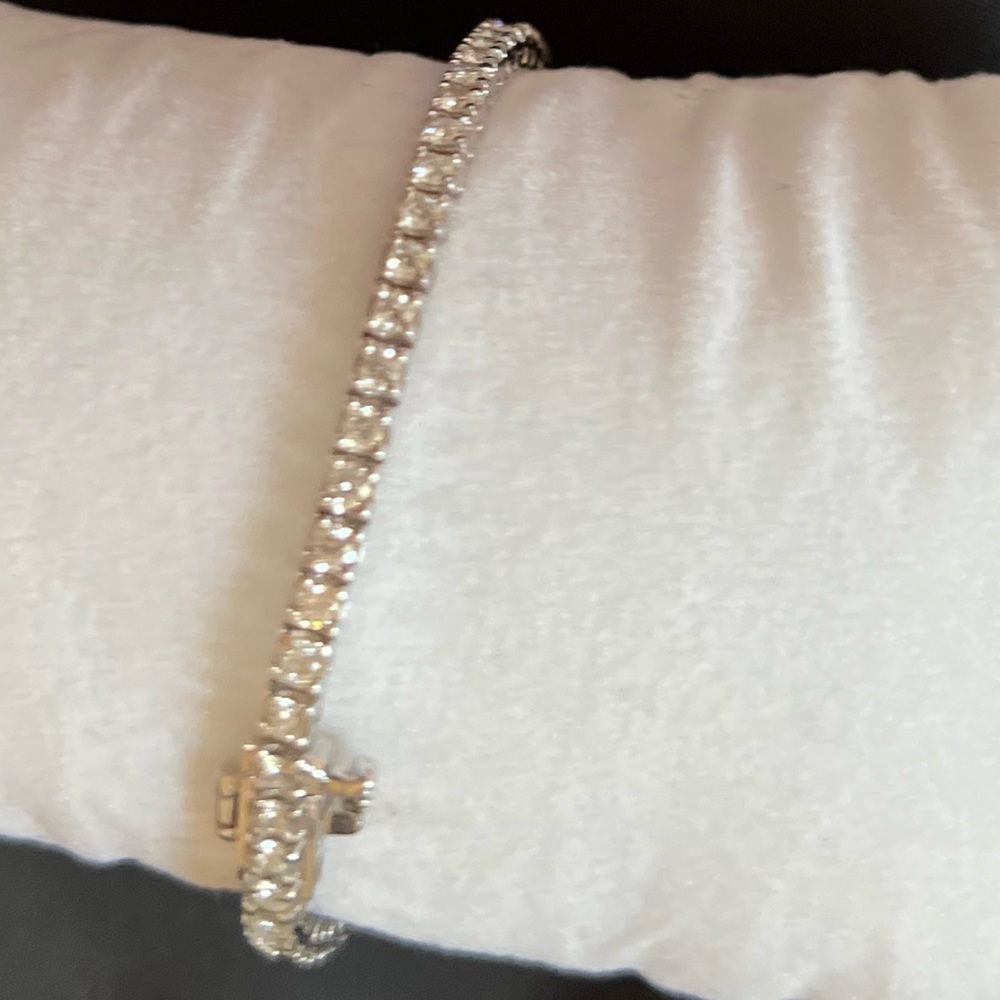 Certified WHITE GOLD DIAMOND TENNIS BRACELET.  TOTAL 2CTS. F COLOR VS-2 CLARITY.